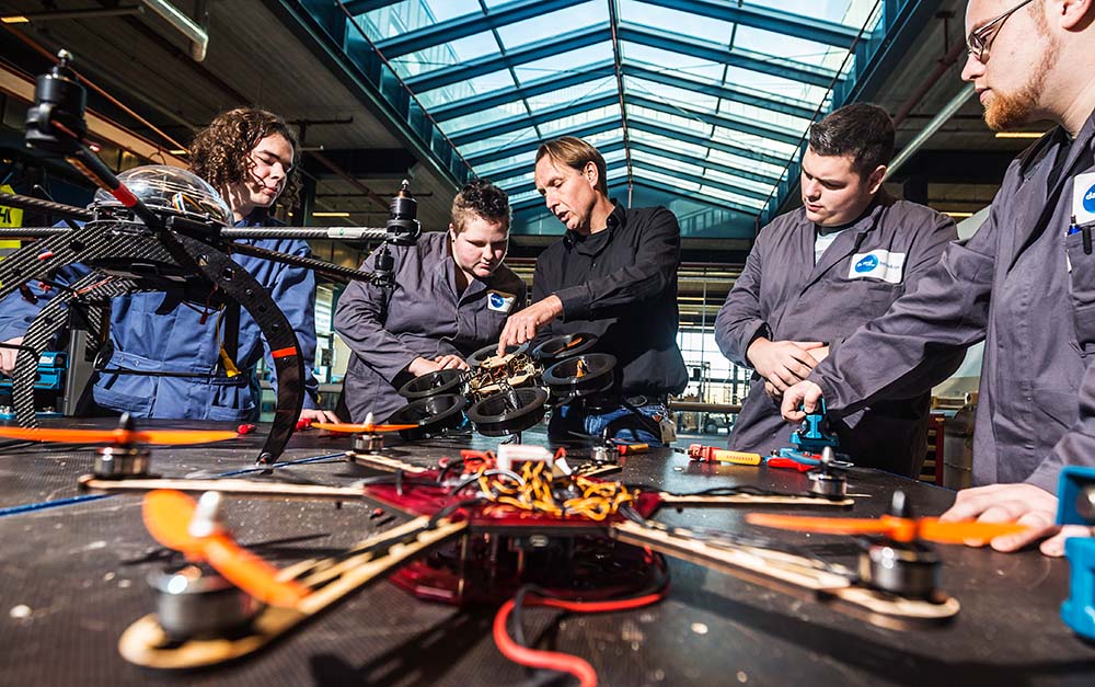 Studenten en docent in techniek Duurzaamheidsfabriek