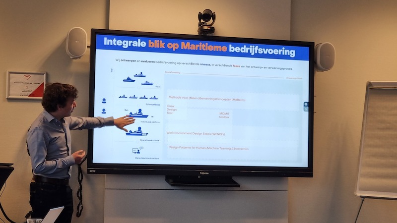 Tom Hueting van TNO presenteer een crew design tool