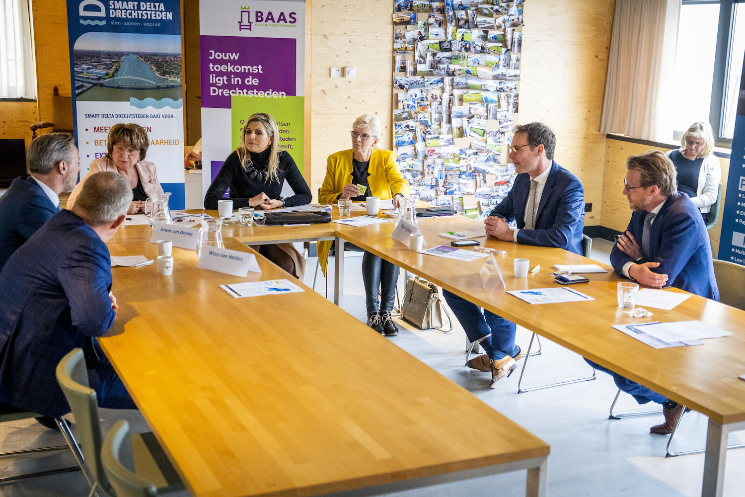 H.M. Koningin Máxima in gesprek met verschillende bestuurders uit de regio