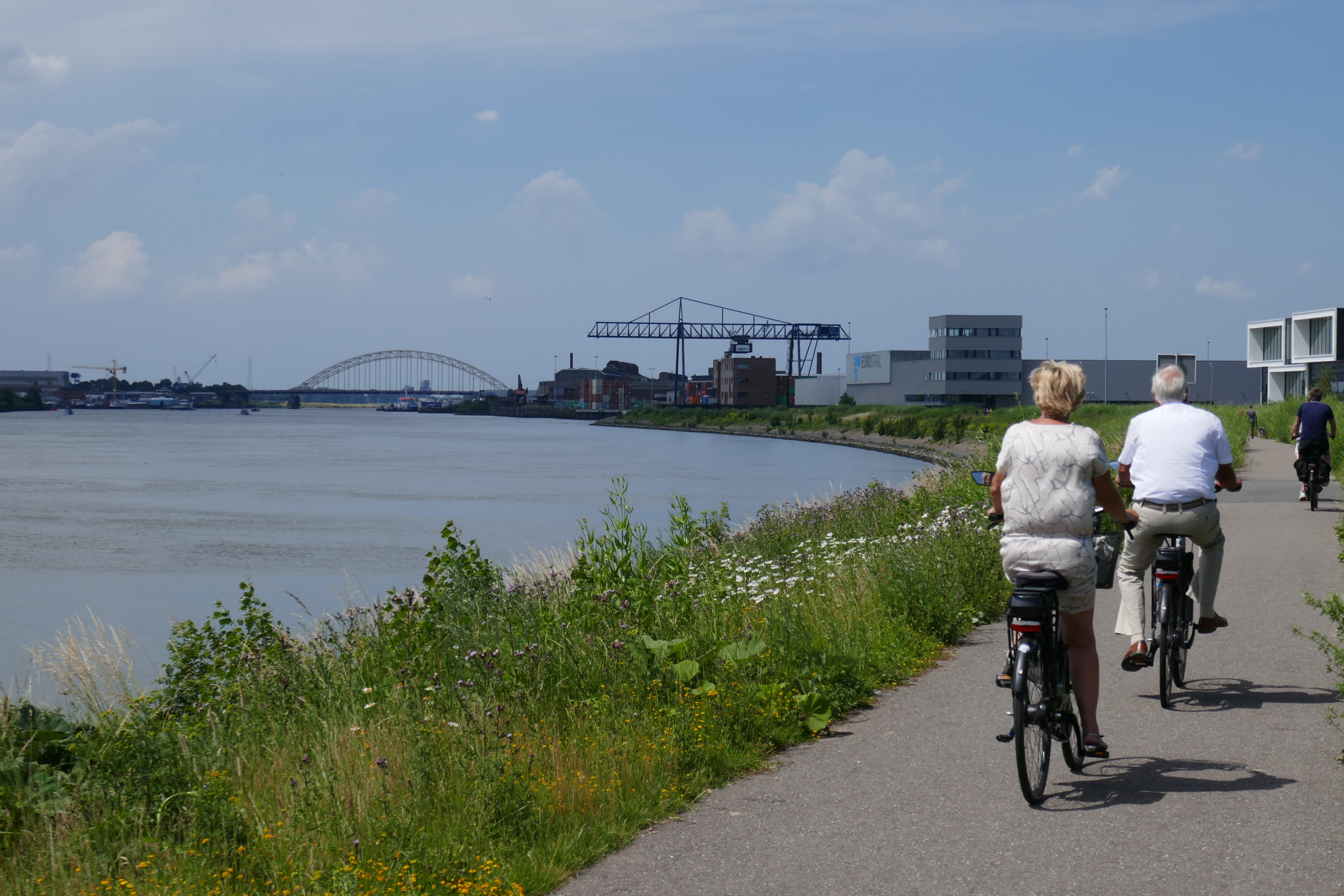 fietsen langs de oevers Smart Delta Drechtsteden