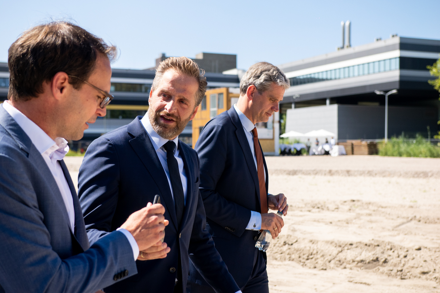 Peter Heijkoop (l) in gesprek met Hugo de Jonge (m) en voorzitter Smart Delta Drechtsteden Wouter Kolff (r)