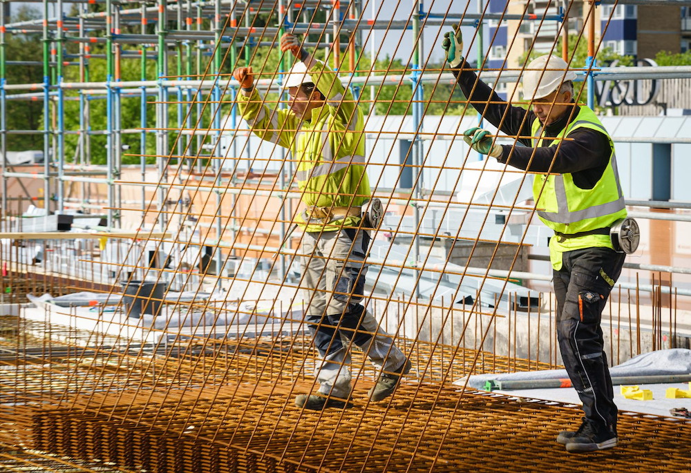 Twee mannen die aan het werk zijn