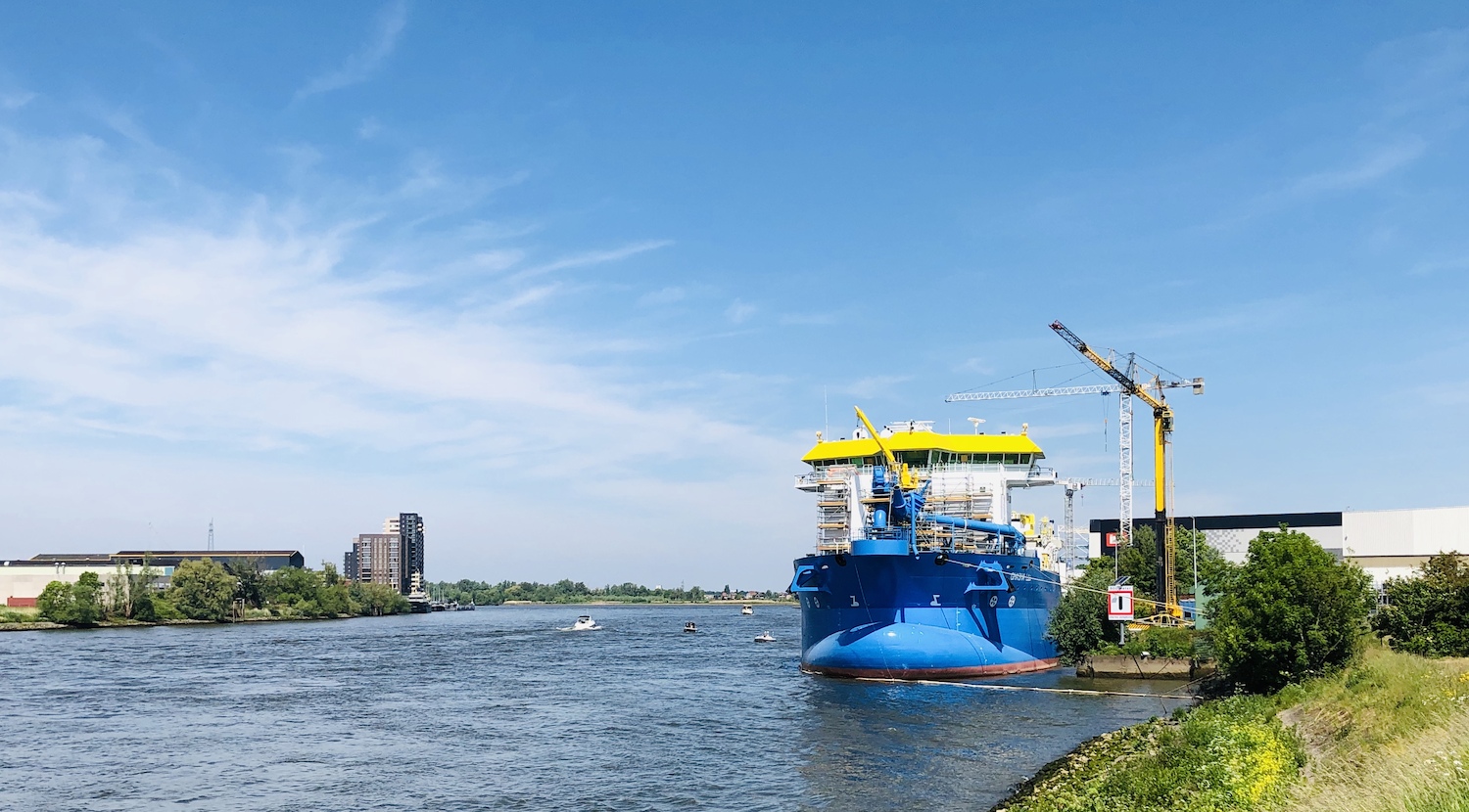 IHC Kinderdijk Alblasserdam schip in aanbouw kraan scheepswerf rivier