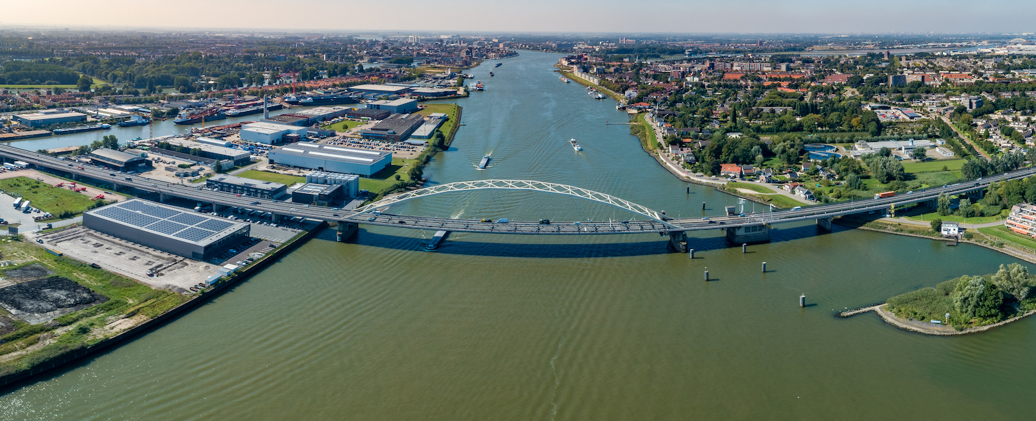 Een luchtfoto van de Papendrechtsebrug