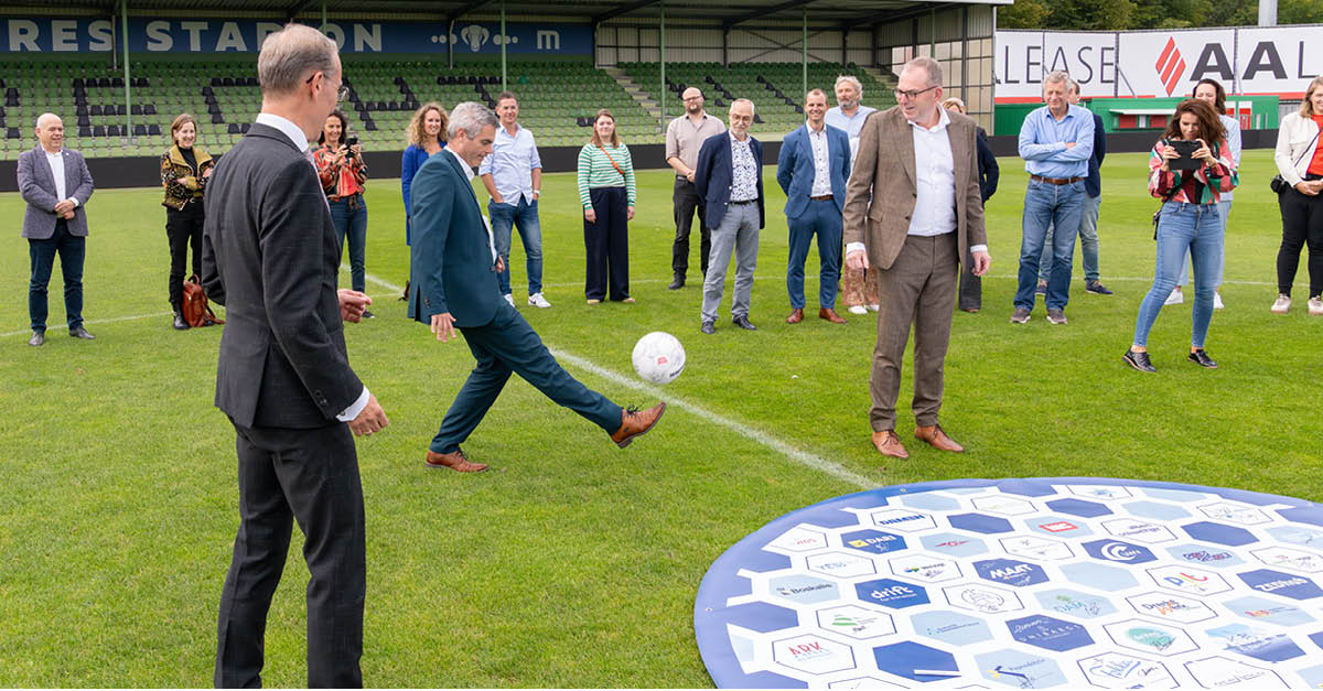 Aftrap op veld FC Dordrecht stuurgroep Regio Deal