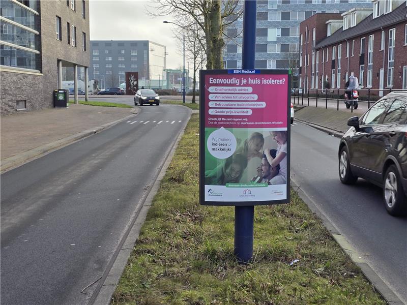 Reclamebord langs de weg met isolatieactie