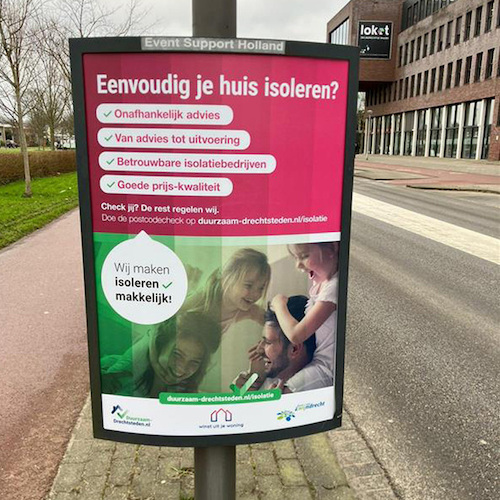 Reclamebord op straat met isolatieactie