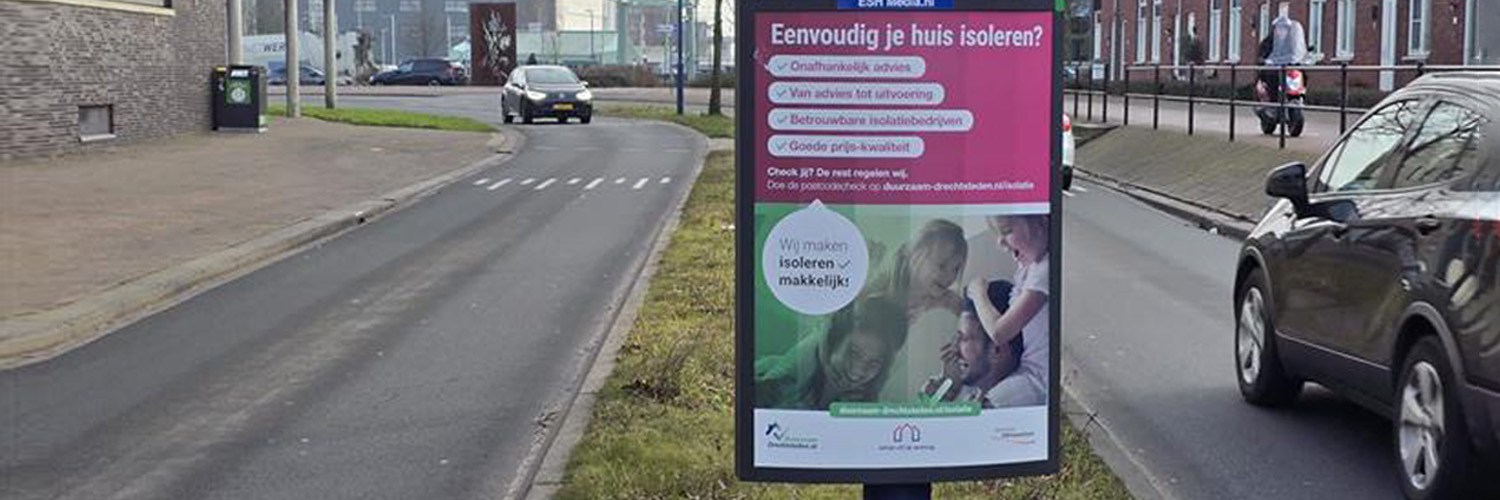 Reclamebord langs de weg met uiting van de isolatieactie